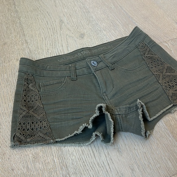 LIKE NEW! Army green Boho denim / jean cutoff shorts. Size 3 / Small. - Picture 2 of 12